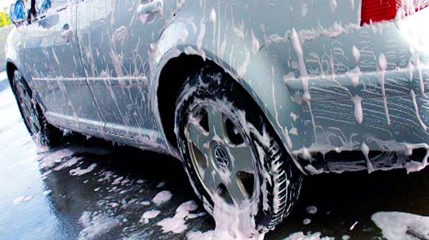 Limpiar o reparar el coche en la calle puede multarse con hasta 3.000 euros
